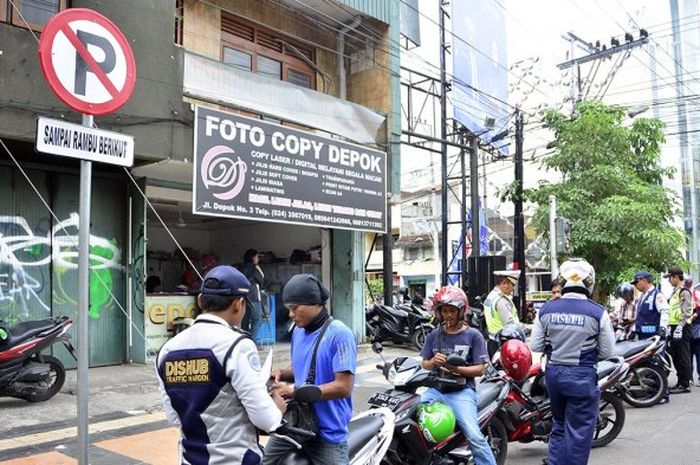 Dishub Kota Semarang menertibkan pengendara motor parkir sembarangan. 
