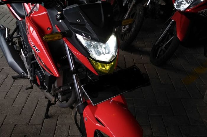 Honda CB150R memakai sistem AHO, lampu menyala tanpa saklar