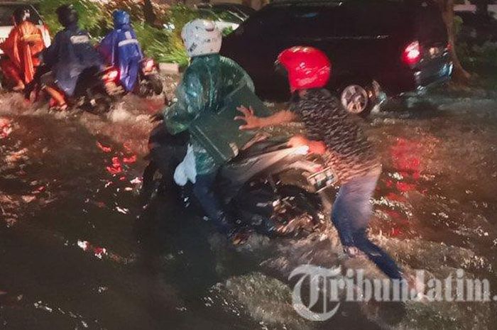 Sejumlah kendaraan bermotor mogok akibat banjir di Surabaya