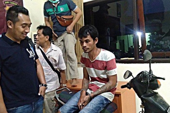 Kanit Reskrim Polsek Pedurungan, Iptu Muhammad Nur bersama tersangka penjambretan, Aji Soleh (29) yang sedang duduk di atas motor miliknya, Selasa (14/1/2020) malam.