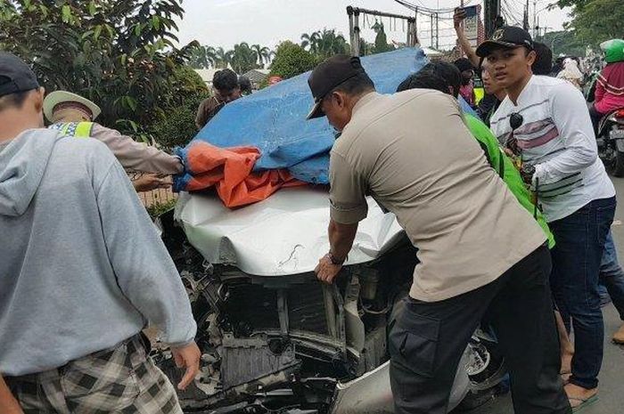 Mobil Toyota Avanza yang mengalami kecelakaan hingga menabrak empat pengendara motor, satu di antaranya pengemudi ojol tewas, di depan Perumahan Telaga Golf, Sawangan, Kota Depok,sedang dievakuasi oleh polisi dan warga sekitar, Selasa (14/1/2020) sore.