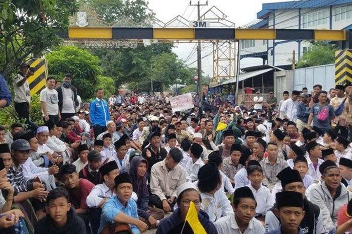 Suasana unjuk rasa ratusan santri yang menutup Jalan Kampung Melayu, Teluknaga, Kabupaten Tangerang, Rabu (15/1/2020).  