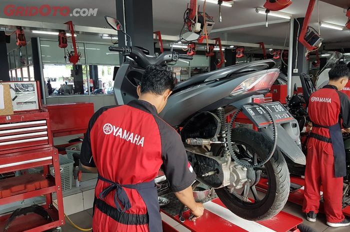 Ilustrasi servis Yamaha Lexi di bengkel resmi.