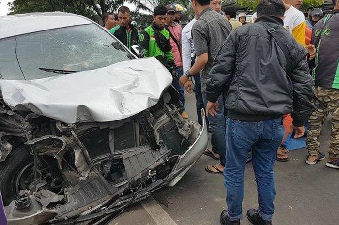 Toyota Avanza hajar dan seret Honda Vario, Yamaha Mio GT serta Yamah Lexi 125 di Sawangan, Depok