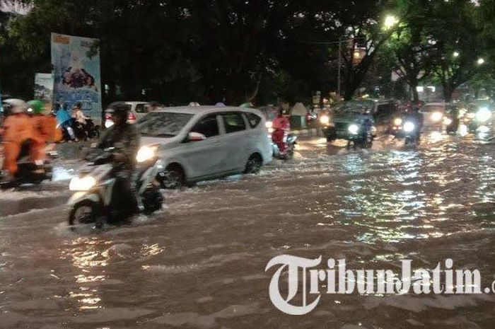 Genangan air di depan RS Universitas Brawijaya buat puluhan motor yang melintas  mogok