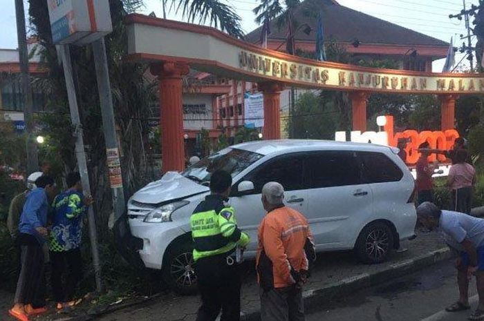 Daihatsu Xenia yang terlibat tabrakan dengan pemotor di depan Universitas Kanjuruhan Malang karena jalurnya dipotong