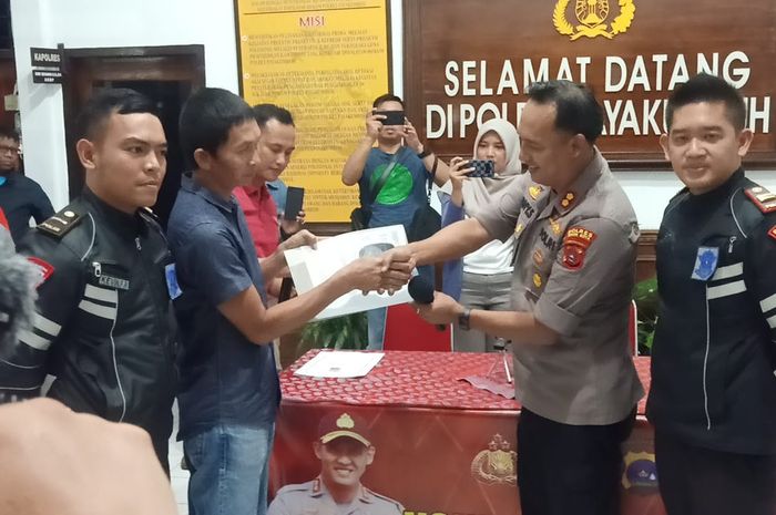 Kapolres Payakumbuh AKBP Doni Setiawan saat memberikan motor ke pemiliknya