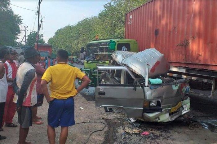 Mobil MPU ringsek parah setelah terlibat kecelakaan dengan dua truk trailer di hutan jati peteng, Kecamatan Jenu, Kabupaten Tuban, Rabu (15/1/2020)  