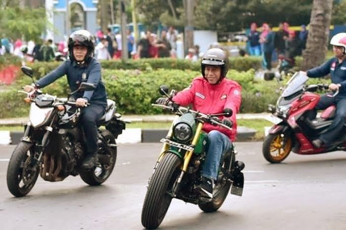 Presiden Jokowi saat riding dengan Kawasaki W175 yang dicustom