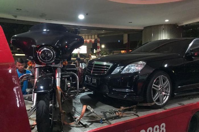 Mercedes-Benz E300 dan Harley-Davidson Electra Glide Ultra milik tersangka korupsi PT Asuransi Jiwasraya