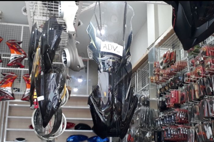 Dua Pilihan Windshield di toko Moto Star di Kawasan Kebon Jeruk III, Jakarta Pusat