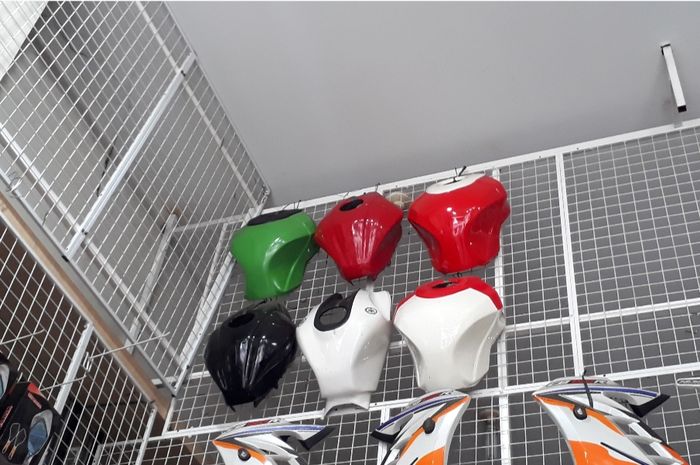 Varian tangki di toko Moto Star di kawasan Kebon Jeruk III