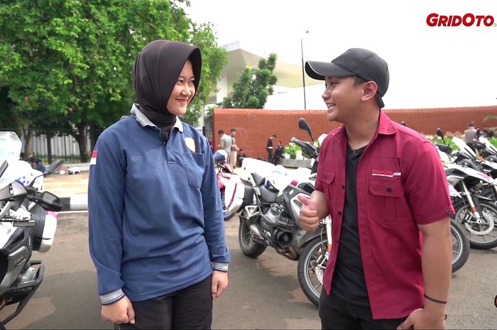 Bripda Mutiara, anggota BM Polwan Polda Metro Jaya sedang menceritakan pengalamannya naik moge