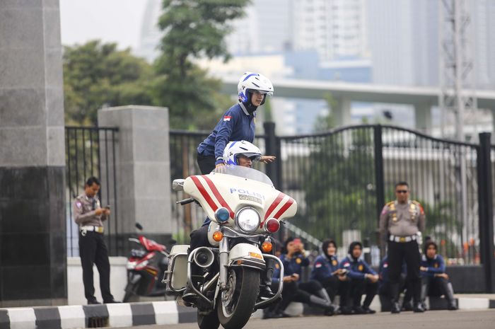 Latihan atraksi BM Polwan