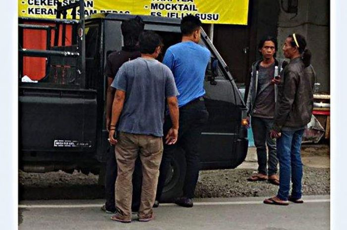 Pengemudi Honda Jazz (baju biru) tenteng pistol hentikan pengemudi Mitsubishi L300 di kabupaten Brebes