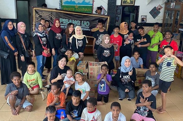 Bukan cuma sang suami saja, para istri bikers komunitas Harley Owner Group (HOG) Anak Elang Jakarta Chapter juga melakukan bakti sosial.