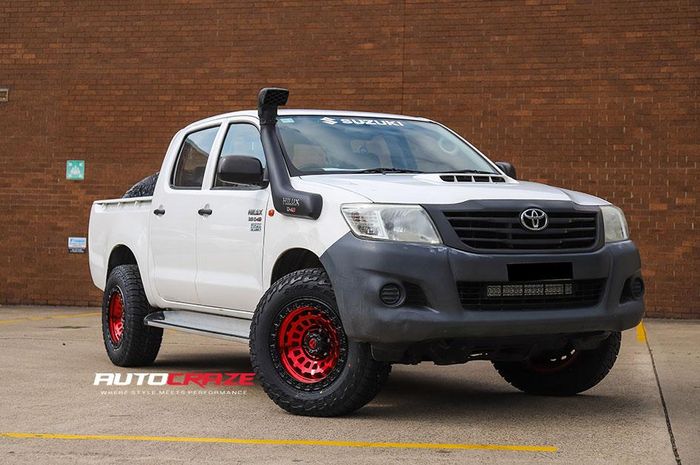 Modifikasi Toyota Hilux lawas tampil mencolok berkat pelek baru