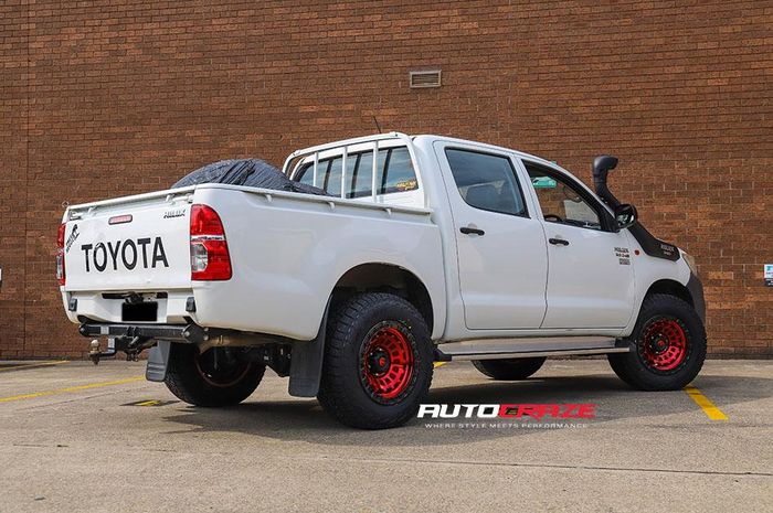 Tampilan belakang modifikasi Toyota Hilux dengan pelek mencolok