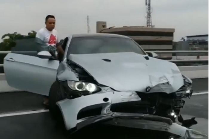 BMW M3 E92  mengalami kecelakaan di Tol Dalam Kota