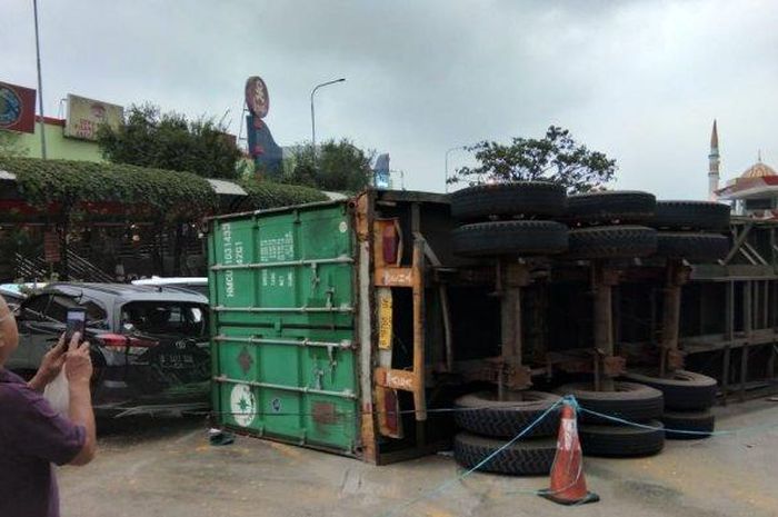 Truk kontainer terguling, hajar tujuh mobil di rest area tol Cipularang KM 97