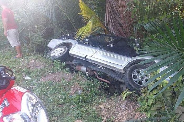 Toyota Kijang Krista terguling ke rimbunnya pepohonan di Bireuen, Aceh