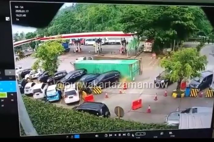Detik-detik truk kontainer terguling terjang tujuh mobil di rest area tol Cipularang Km 97