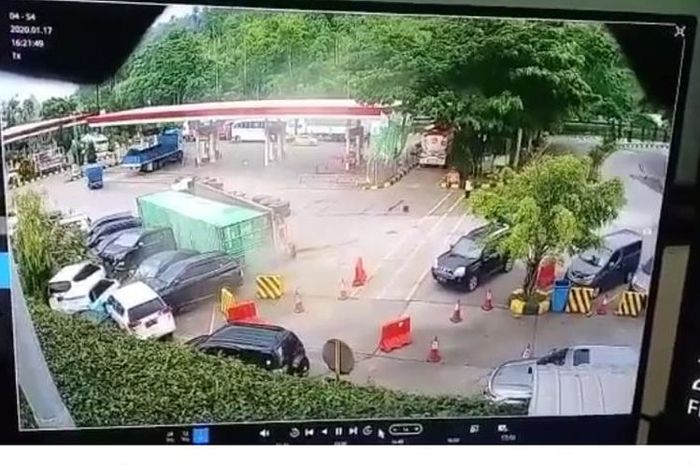 Rem blong, sebuah truk boks pengangku barang dengan nomor polisi B 9766 UO mengalami kecelakaan di Rest Area Km 97 Ruas Tol Cipularang, Jumat (17/1/2020) pukul 16.15 WIB.