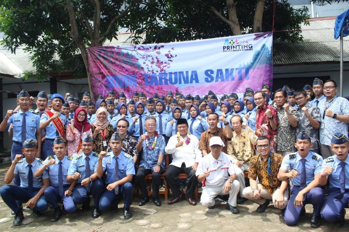 Hino Indonesia donasikan alat praktik ke SMK Taruna Sakti di Purwakarta.