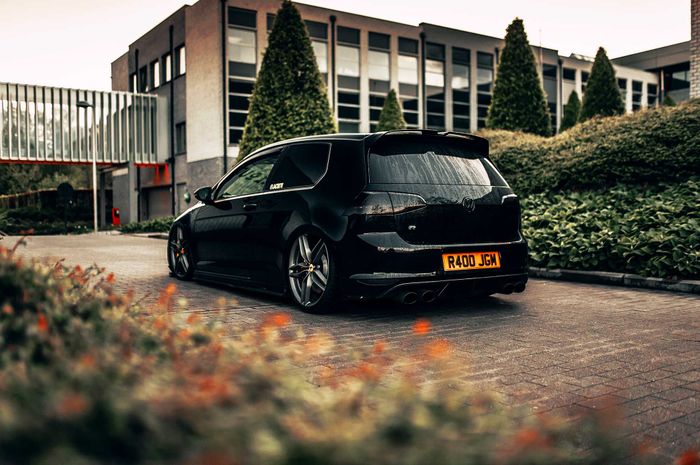 Tampilan belakang dibuat lebih sporti namun simple