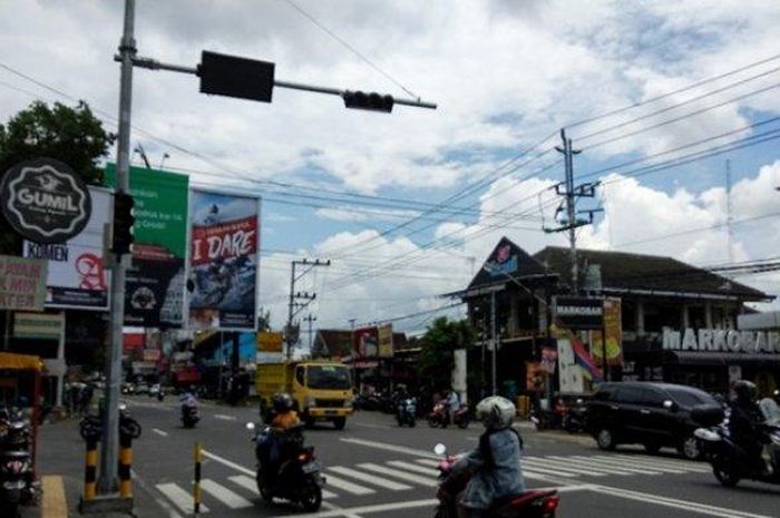 Tiang lampu APILL terpasang di salah satu ruas jalan Simpang Lima UNY, Minggu (19/01/2020)