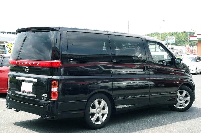 Bagain bodi belakang Nissan Elgrand generasi kedua