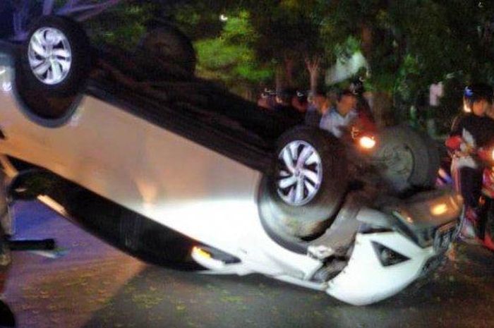 Toyota Rush jungkir balik setelah terlibat kecelakaan tunggal di Semarang