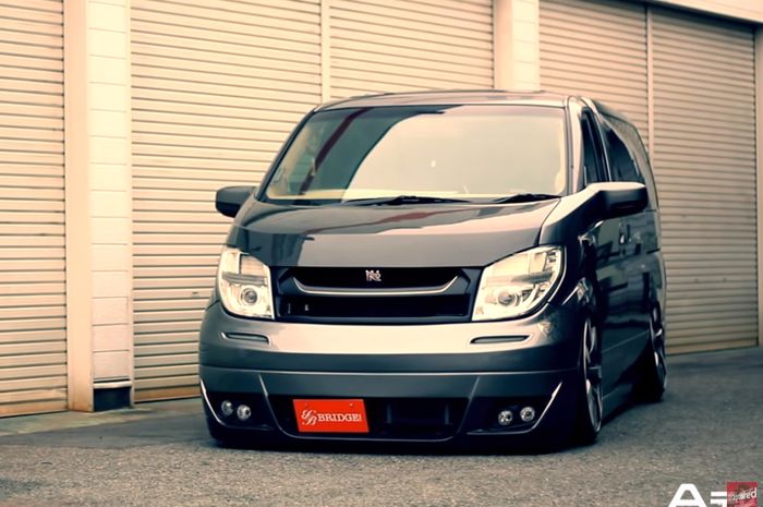 Modifikasi Nissan Elgrand E51 dengan gaya ceper pakai suspensi udara