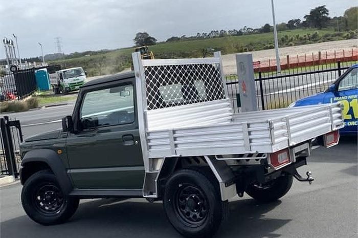 Bagian belakang kini jadi ada bak terbuka ala Jimny Stockman