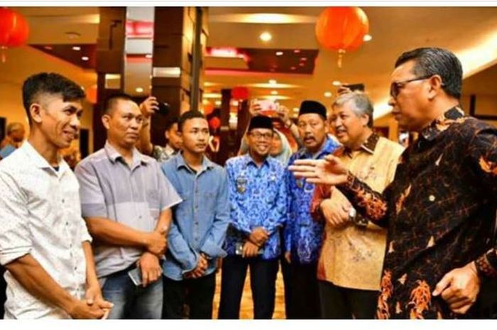 Chaerul pencipta pesawat bermesin Kawasaki Ninja 150 bertemu Gubernur Sulawesi Selatan Prof Nurdin Abdullah