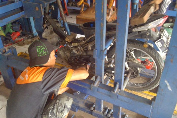 Proses perbaikan sasis motor melalui metode press