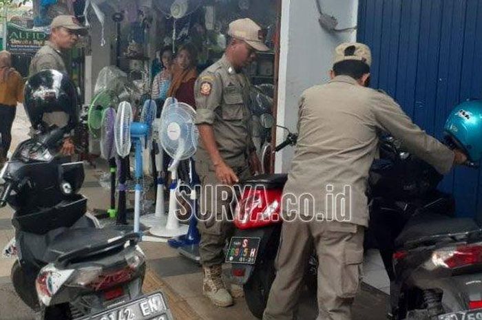 Petugas Satpol PP Tuban tertibkan motor parkir di trotoar, Jl Basuki Rahmat, Senin (20/1/2020) 