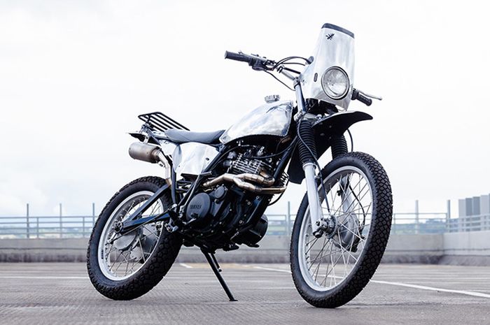 Yamaha XT550 bergaya enduro