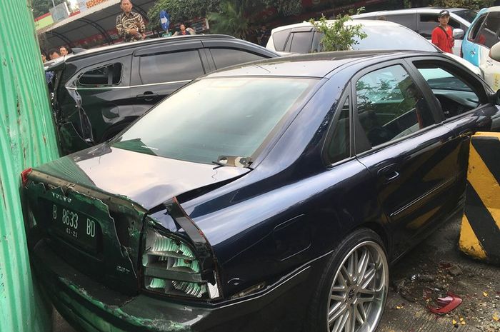 Volvo S80 2.3t yang terlibat dalam kecelakaan di rest area KM 97 Tol Cipularang