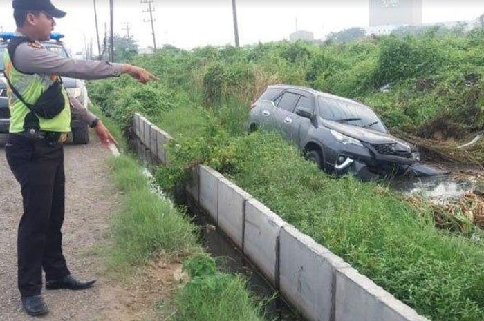 Toyota Fortuner VRZ nyemplung ke tambak samping jalan raya