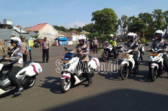 Anggota Patroli Srikandi Astuti berangkat keliling kota, usai diresmikan Kapolres Tulungagung, AKBP Eva Guna Pandia