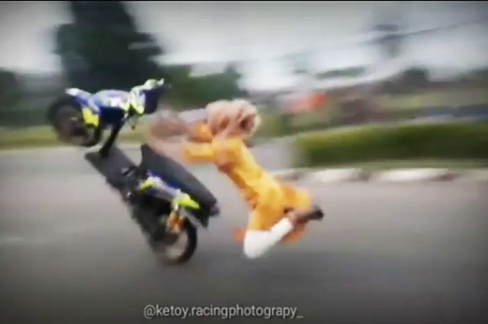 Aksi kedua si ukhti racing kembali viral di social media. Kali ini menggunakan Honda BeAT terondol layalnya motor pacuan balap road race ia mencoba wheelie setelah keluar dari tikungan.