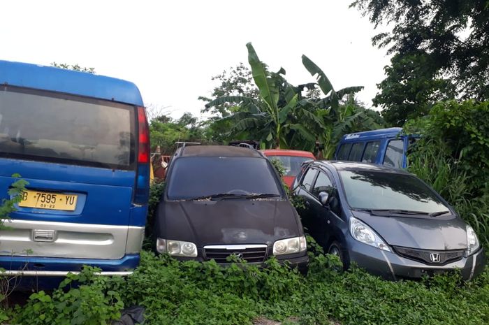 Tak hanya motor bangkai mobil juga jadi bangkai di Teluk Pucung, Bekasi Utara