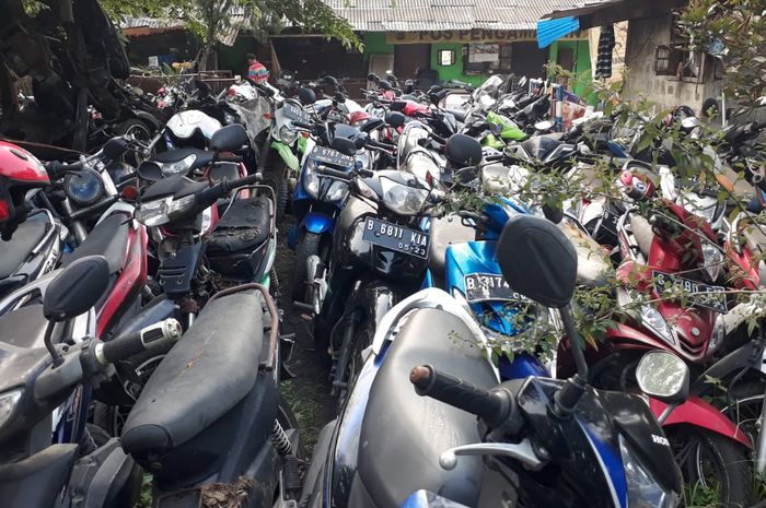 Penampakan bangkai motor hasil razia dan bekas kecelakaan Teluk Pucung, Bekasi Utara