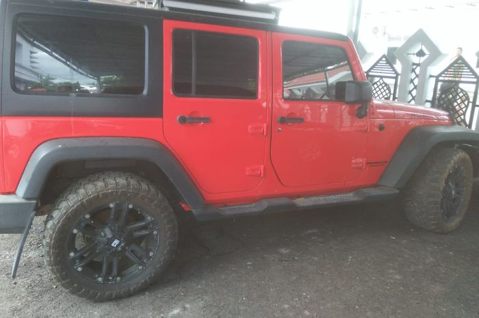 Kondisi Jeep Wrangler dari samping