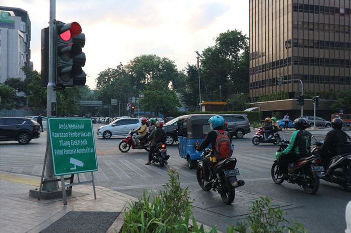 Uji coba ETLE atau tilang elektronik berlaku selama satu bulan sejak 1 Oktober 2018.(KOMPAS.com / GHULAM M NAYAZRI)