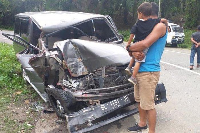 Toyota Kijang Kotak hancur adu terjang lawan truk tangki semen di Bieuren