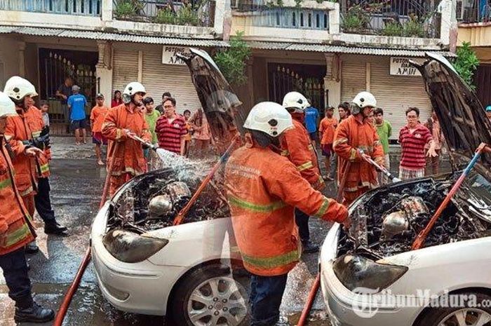 Toyota Camry bernopol W 1263 ND terbakar di perempatan jalan Putat Jaya