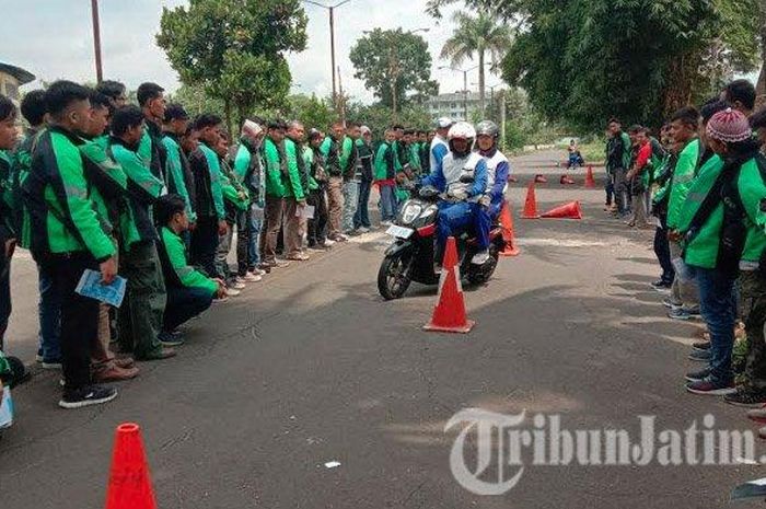 Pelatihan Safety Riding MPM Distributor Honda Malang kepada para pengendara ojek online di halaman GOR Ken Arok Malang