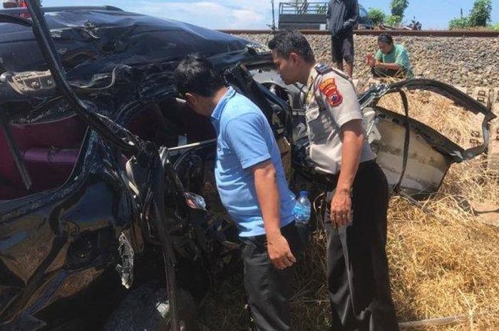 Kondisi Daihatsu Terios setelah dihantam kereta api